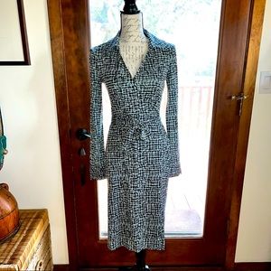 Diane von Furstenberg 100%silk  Vintage 1990’s Classic Wrap Dress size 6